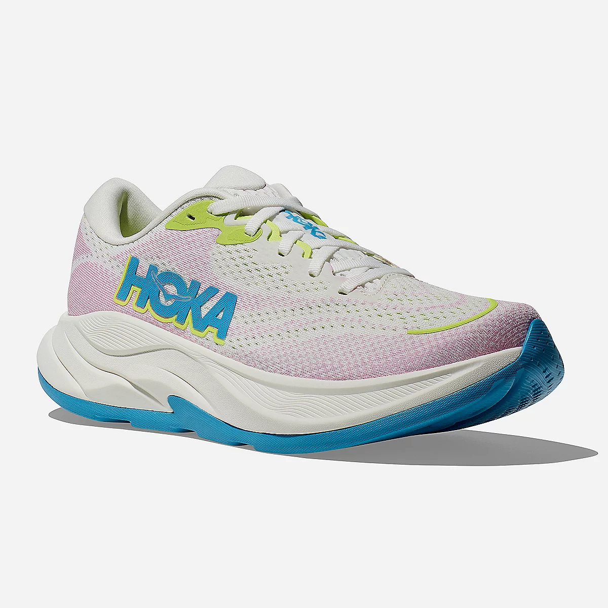 Chaussure Hoka blanche, mauve et vert clair, avec une semelle épaisse et une base bleue.